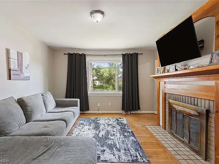 209 Grove Ave — Photo 2