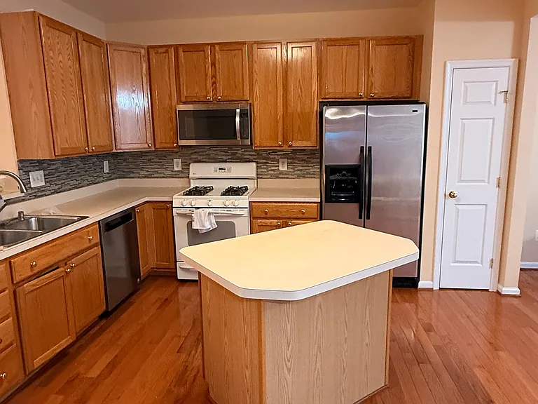 10404 Damascus Park Ln — Photo 7