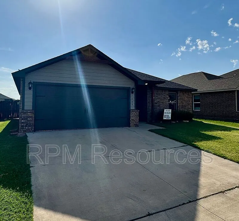 3 bed, 2.0 bath, 1261 sqft, $1,495 — Photo 2