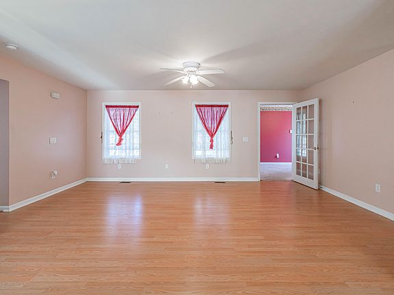 5th image of 401 Pin Oak Dr