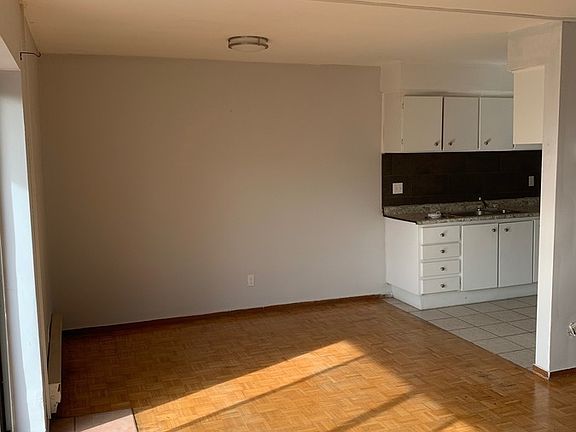2nd image of 3015 Sandwich St #2