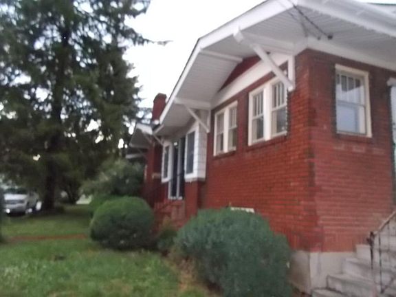 5th image of 121 Huntington Blvd NE