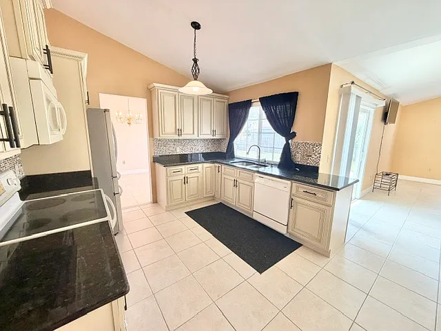 3 bed, 1730 sqft, $1,995 — Photo 2