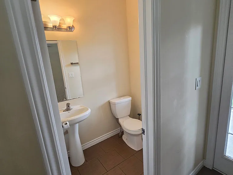 218 Tremaine Cres #MAIN - UPPER FLOORS — Photo 9
