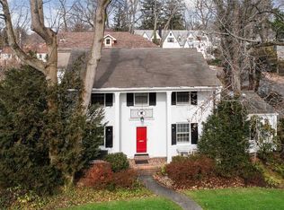 2 Old Colony Ln, Great Neck, NY 11023