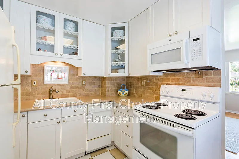 3 bed, 1.0 bath, 917 sqft, $2,395 — Photo 2
