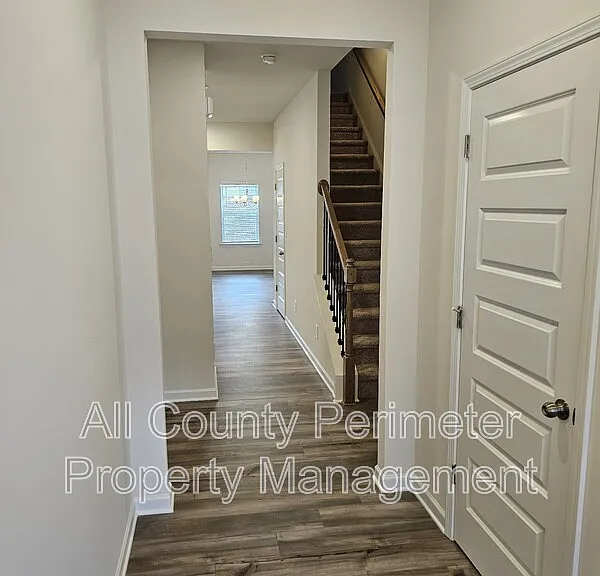 256 Dupont Dr — Photo 2