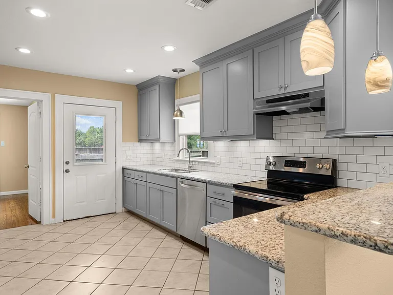 502 Dell Ct — Photo 6