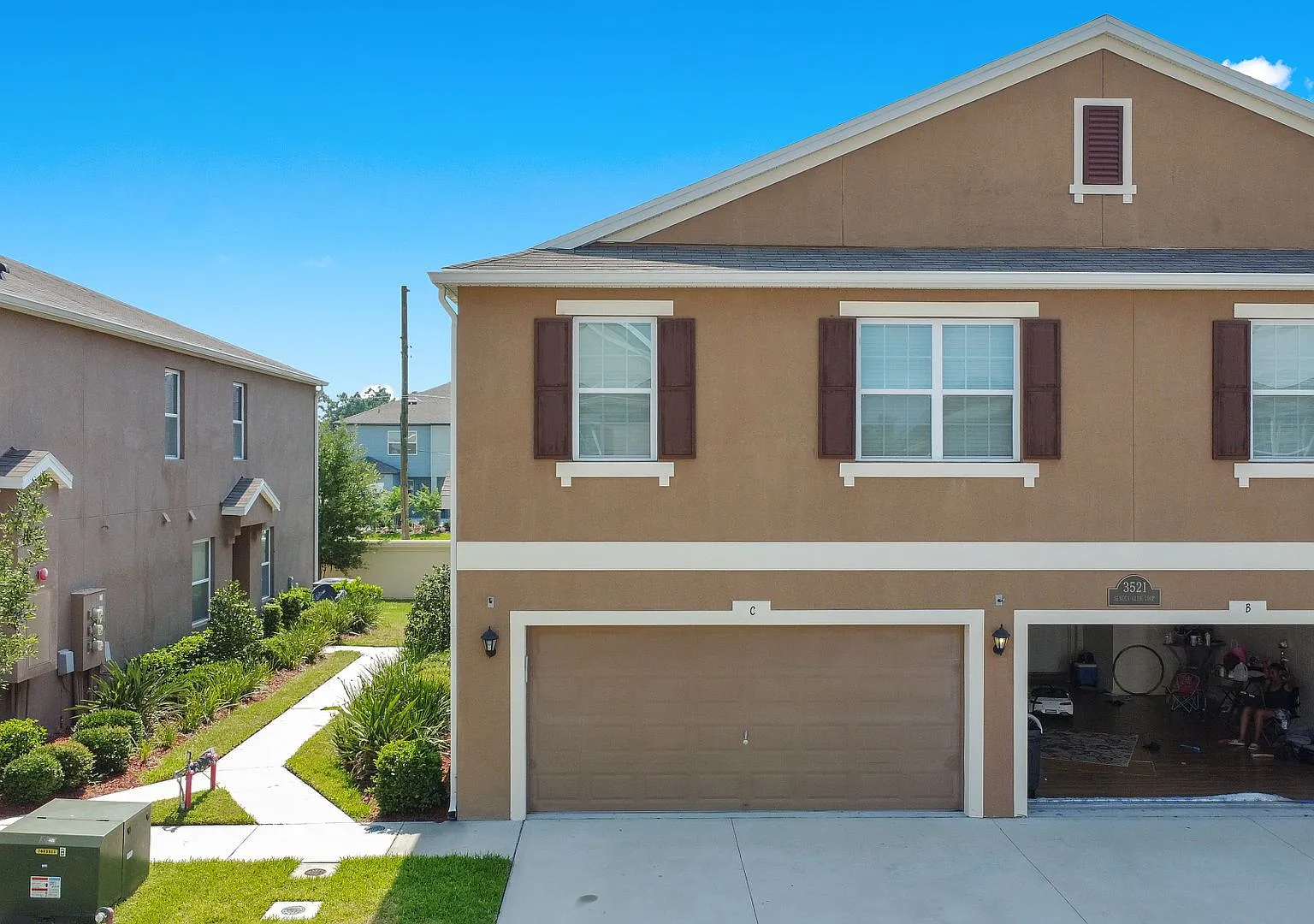 Discount Offer! Spacious 3-Bdrm Townhome With 2-Car Garage In Gated Community — Photo 2