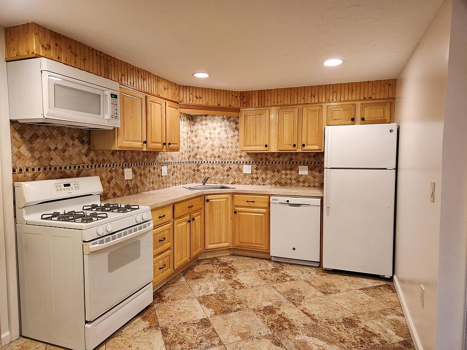 1st image of 121 Caroline St APT 2