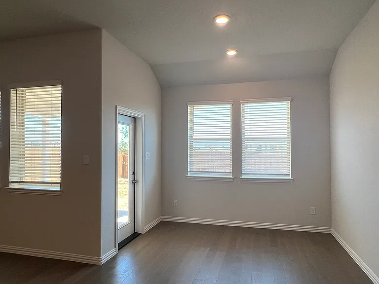 3033 Burwick Ln — Photo 7