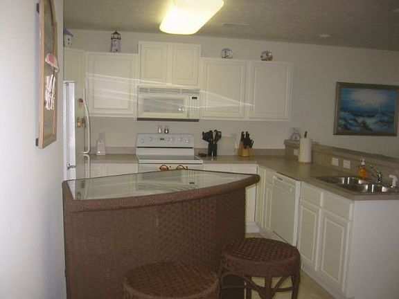 Large, fully furnished kitchen with cocktail bar