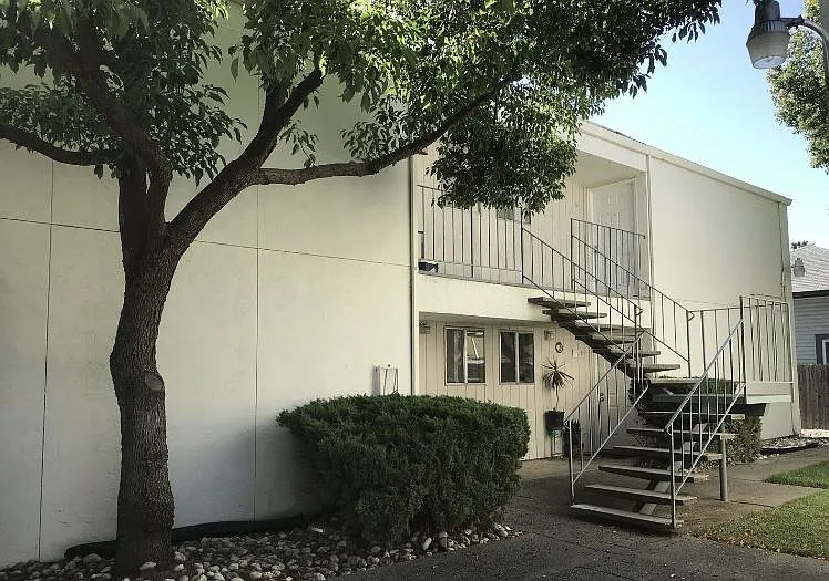 2 bed, 800 sqft, $2,200 — Photo 2
