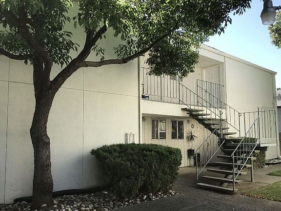 2nd image of 512 Elizabeth St APT B