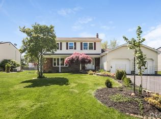 3 Acorn Dr, Edison, NJ 08820
