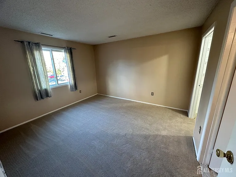 1006 Aspen Dr — Photo 2