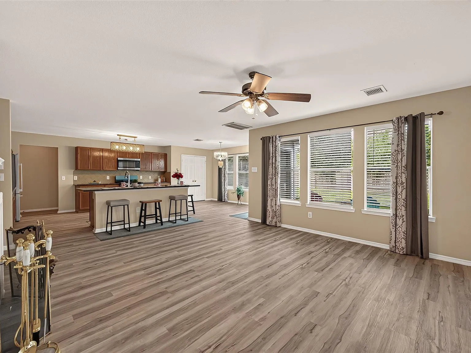 3 bed, 2.5 bath, 2500 sqft, $2,095 — Photo 4