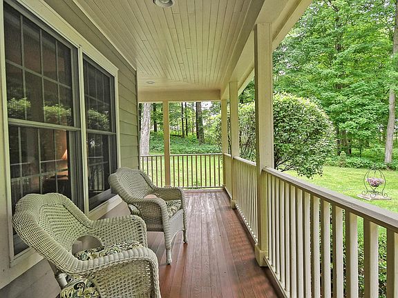 3rd image of 220 Glyn Carin Ln