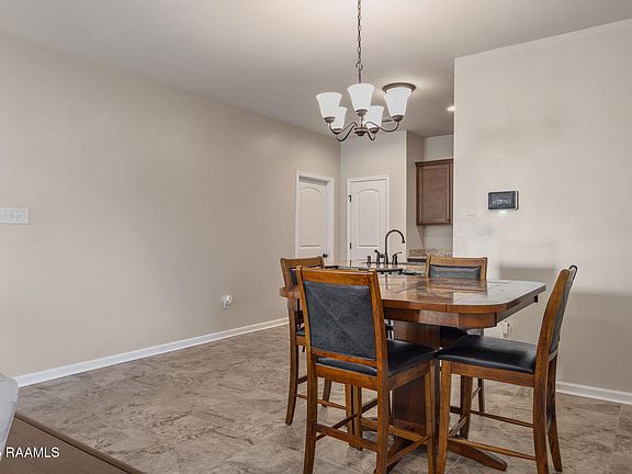 5th image of 527 Elwick Dr