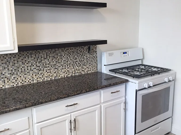 626 Midvale Ave #2 — Photo 5