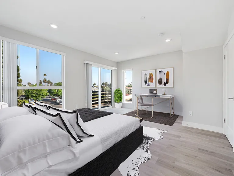 2727 S La Brea Ave — Photo 13