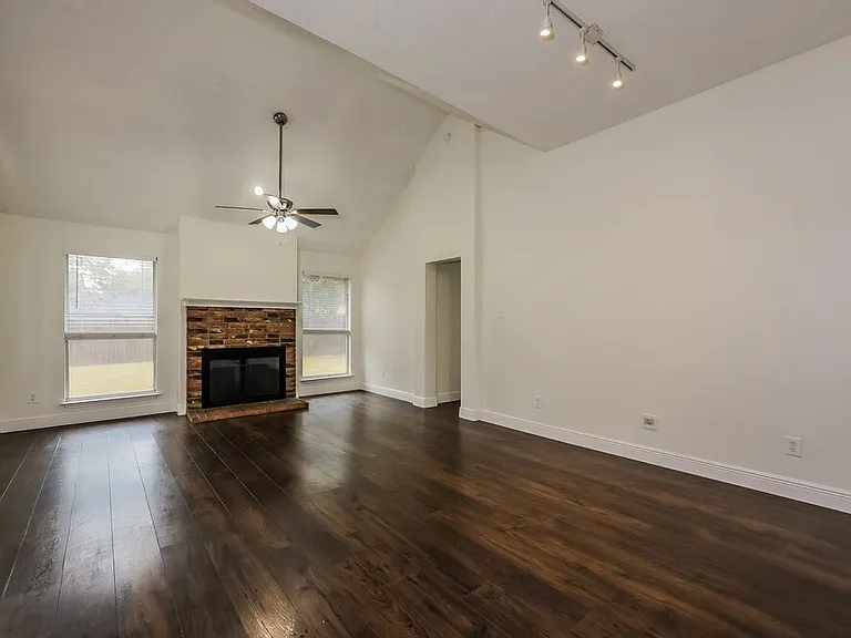 504 Bowie St — Photo 3