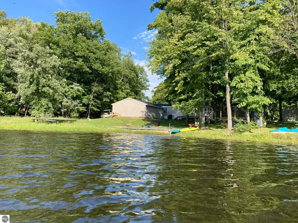 7610 Windoga Lake Dr, Weidman, MI 48893