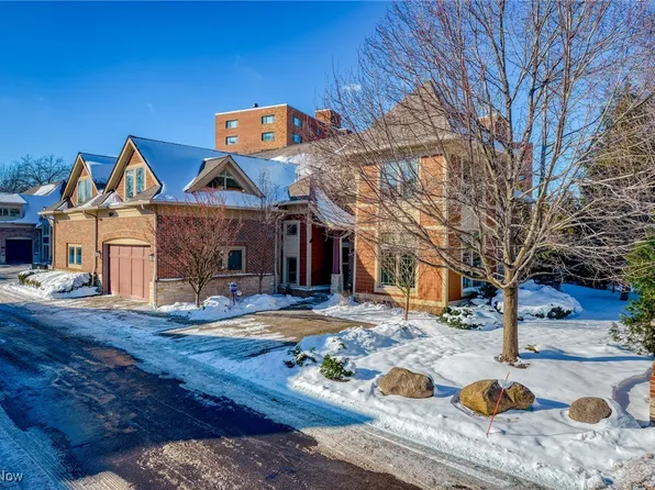 2 Kenilworth Mews, Cleveland, OH 44106