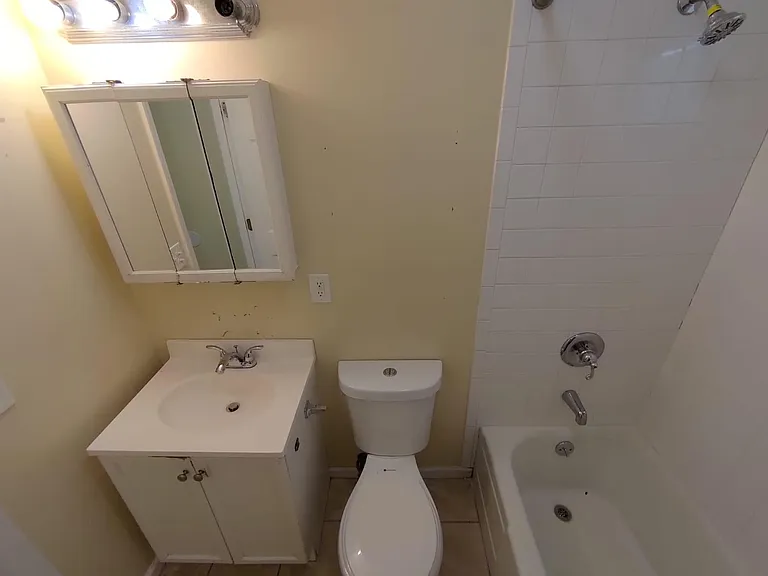 748 Russell St — Photo 18