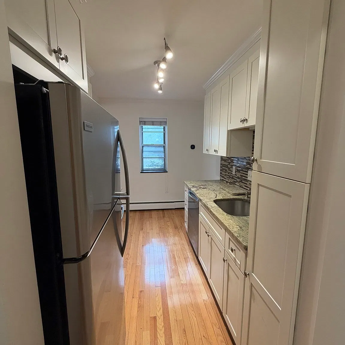 1 bed, 1.0 bath, 563 sqft, $1,900 — Photo 2