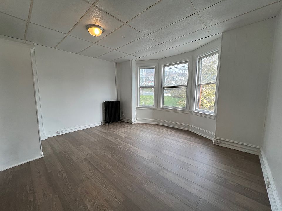 Bedroom 1 or Living Room(first floor)