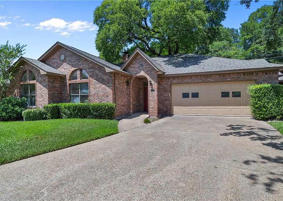 102 Saintsbury Circle In Waco Tx Call Camille Johnson Realtors For More Information On Properties Like This One 25 Selling Real Estate Real Estate Estates