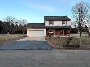 102 Windward Ln, Rochelle, IL 61068