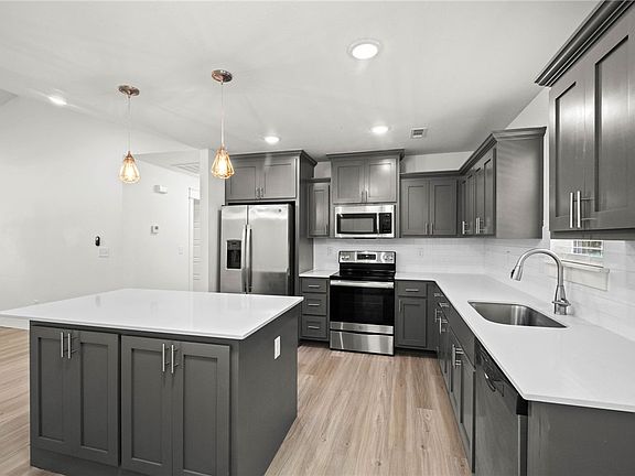 3rd image of 11 Orleton Ln