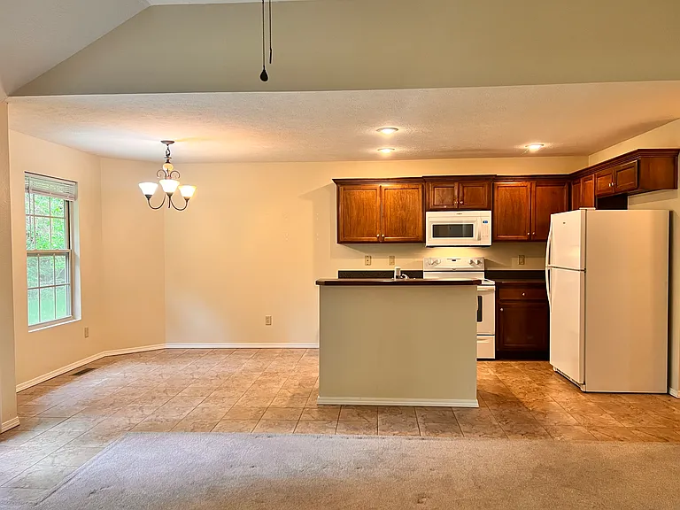 436 N Chandler Ave — Photo 3