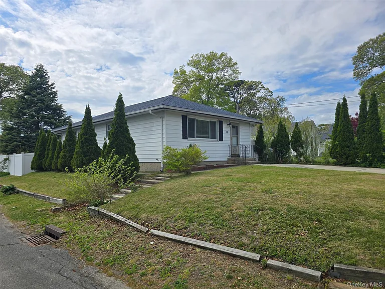 90 Blue Point Rd — Photo 2