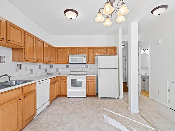 3rd image of 4829 Heritage Heights Cir