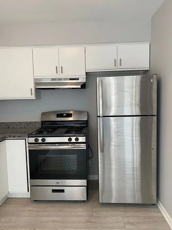 Spacious 2 Bed / 1 Bath in Prime Oak Lawn Location 9845 S Cicero Ave — Photo 2