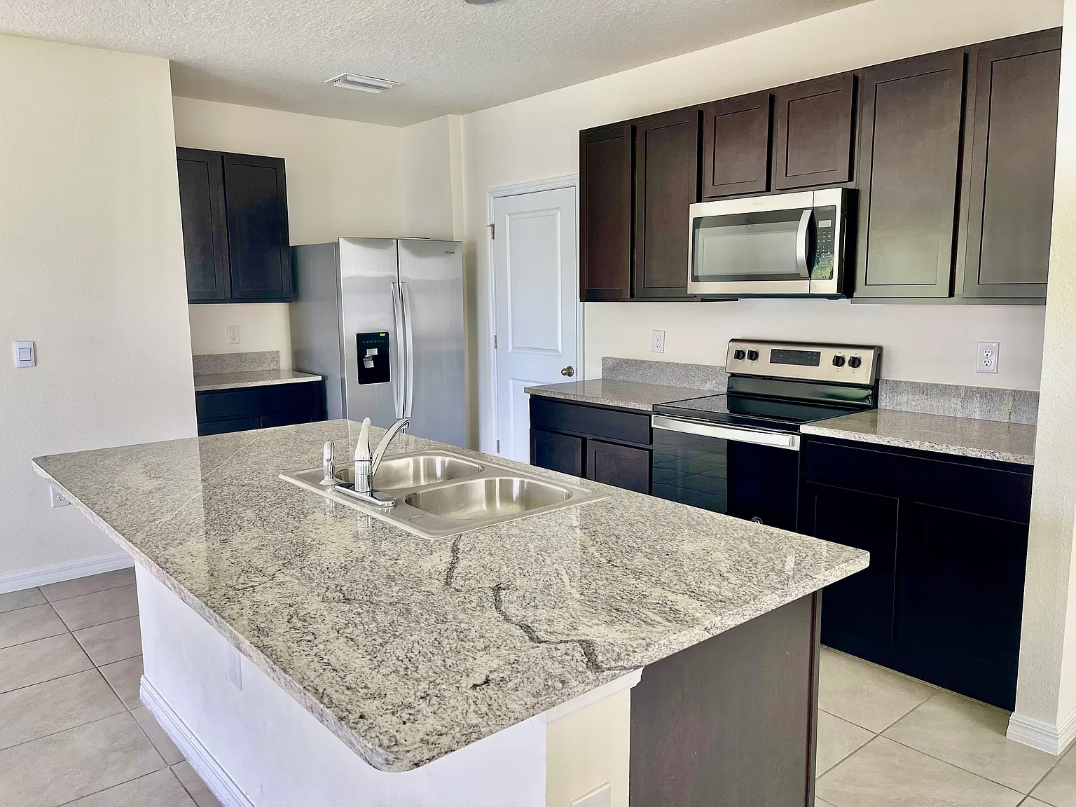 4 bed, 2.5 bath, 2260 sqft, $2,900 — Photo 3