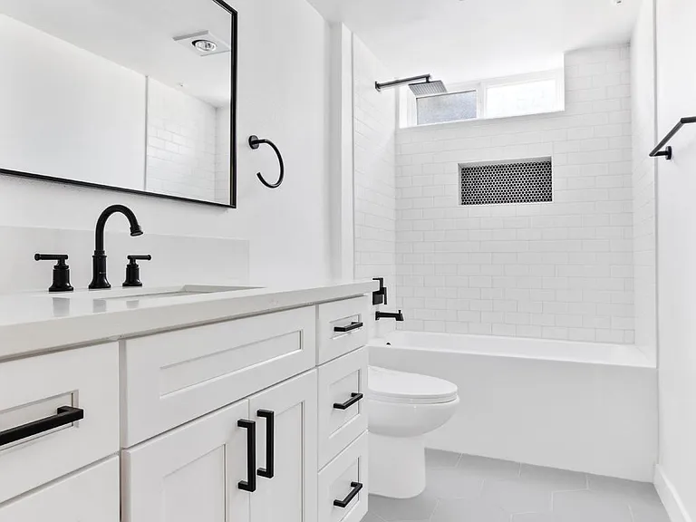 900 S Harvard Blvd #201 — Photo 8