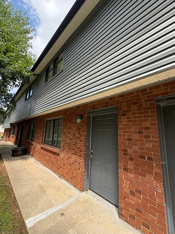 2 bed, 1.5 bath, 986 sqft, $1,095 — Photo 1
