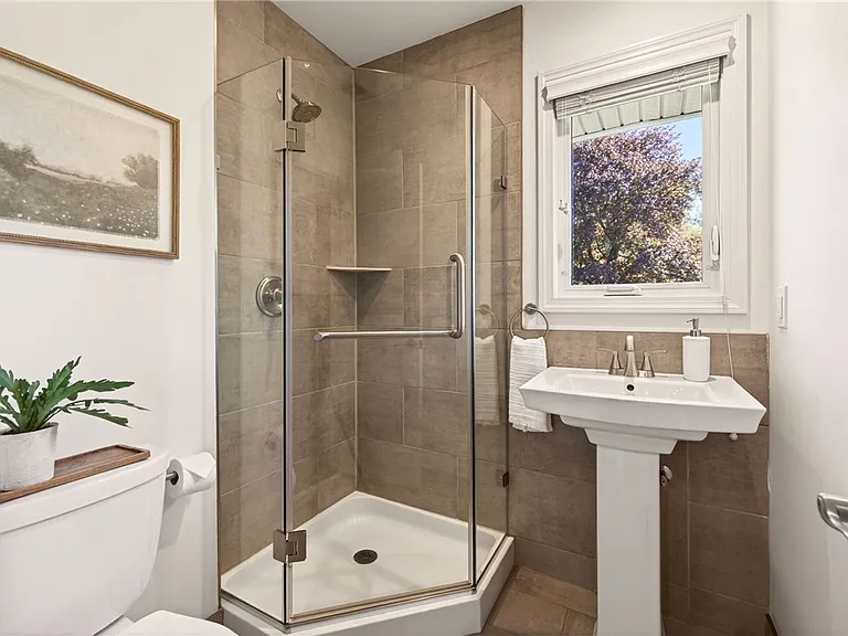 330 Kilbourn Rd — Photo 20