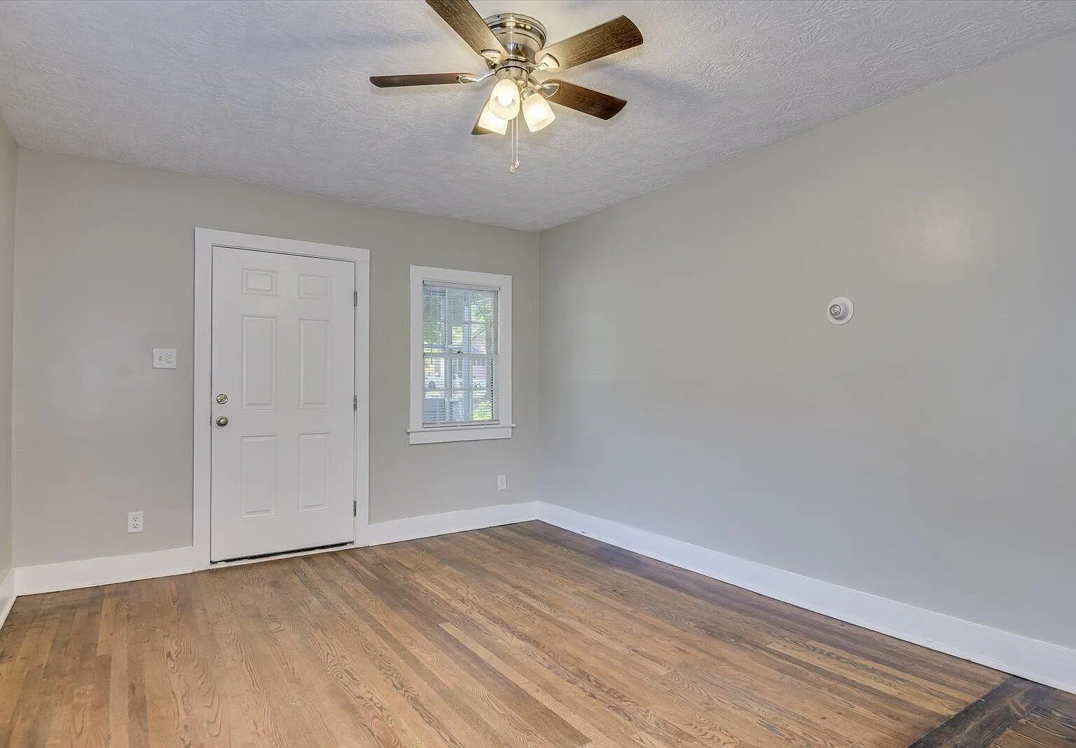 2 bed, 1.0 bath, 768 sqft, $950 — Photo 2