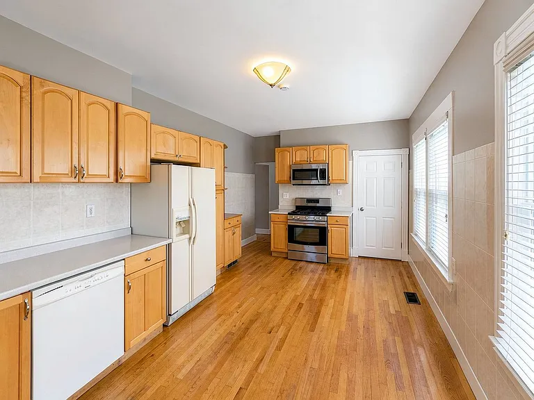 325 Rogers St — Photo 2