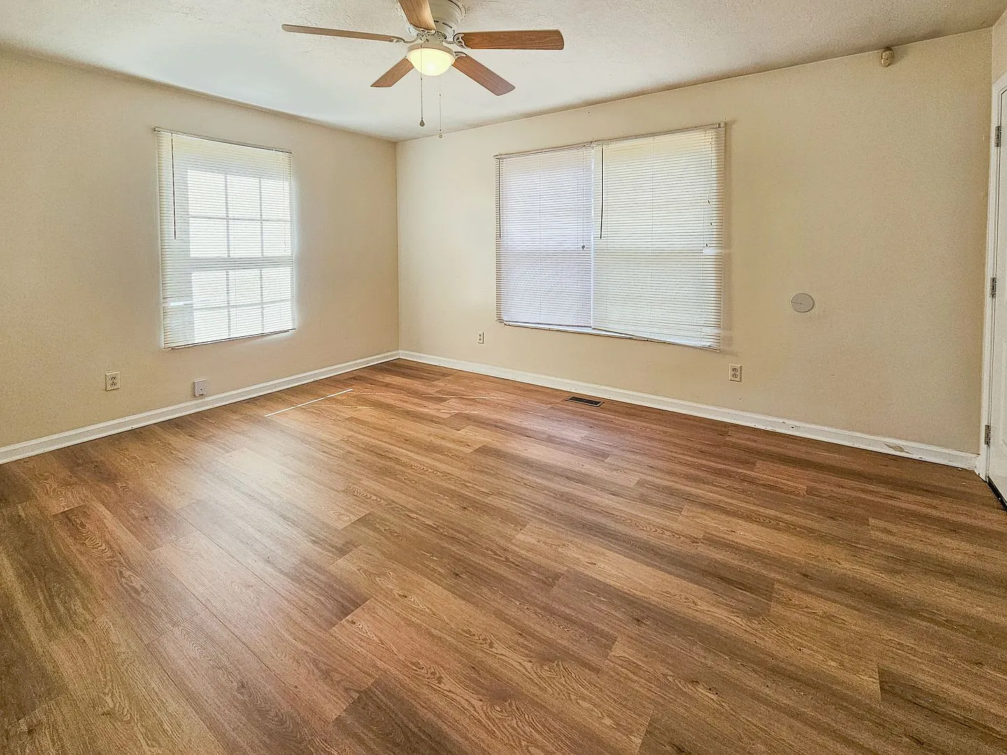 3 bed, 2.0 bath, 1052 sqft, $1,850 — Photo 3