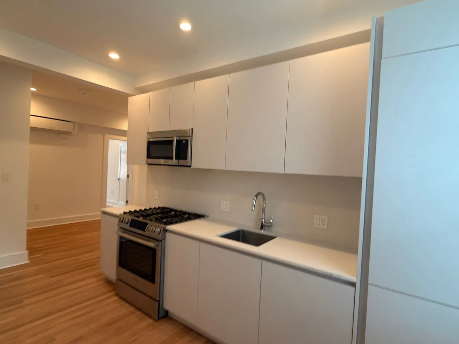 2 bed, 1.0 bath, 870 sqft, $3,700 — Photo 3