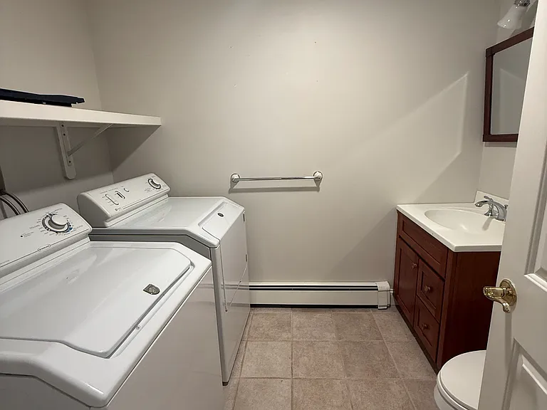 1/2 bath w laundry