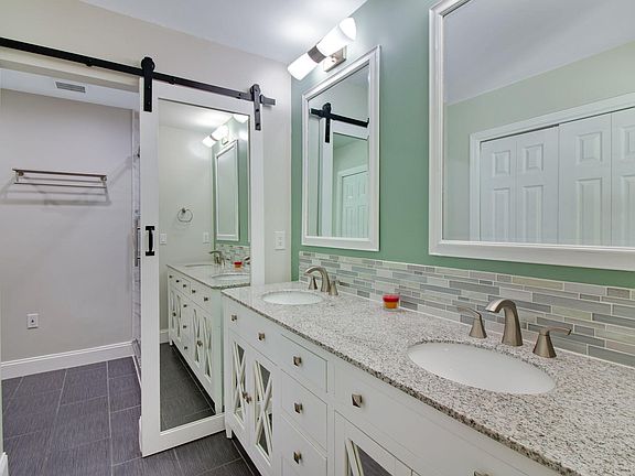 5th image of 805 Ridgewood Cv W