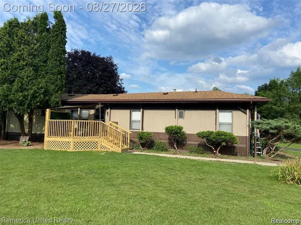 679 Menominee Dr, Howell, MI 48843