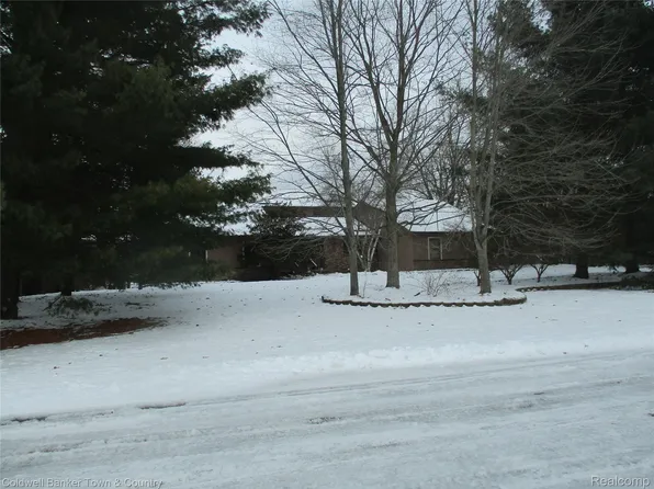 9102 Lake Crest Dr, Whitmore Lake, MI 48189